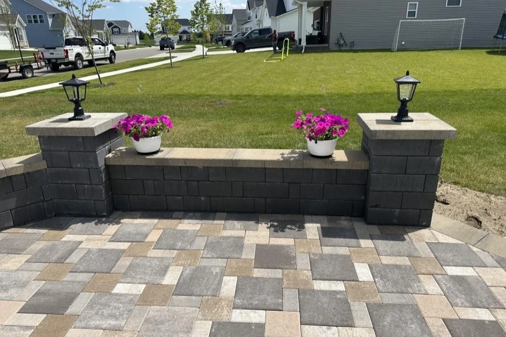 Pillars & Outdoor Features image 1